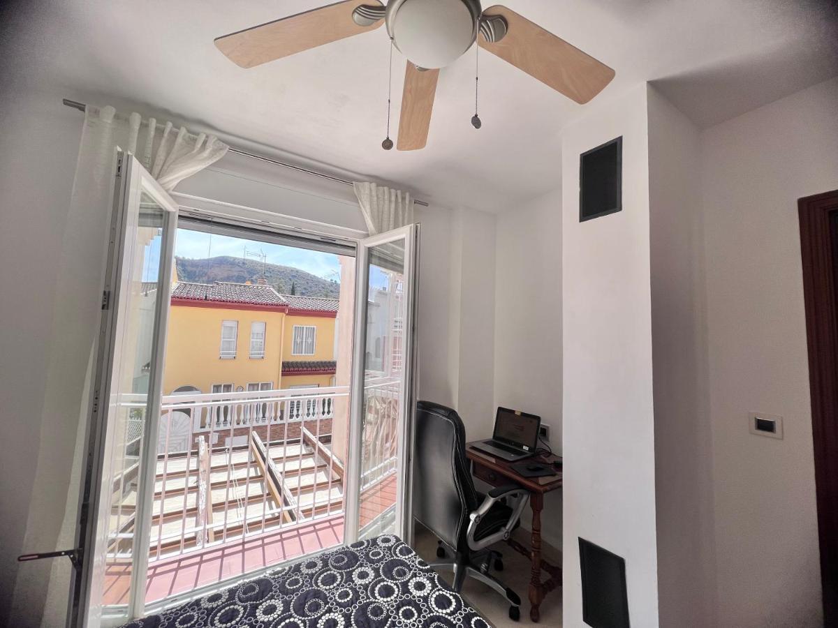 グラナダCasa Ideal Familias Y Grupos Con Balcones Exterior Soleada Patios Cerca Alhambra, Sierra Nevada, Rio Genil, Lancha Del Genil, Parque Llano Y Reloj Del Sol Con Barbacoas, Campo De Futbol, Circuito Gimnasiaアパートメント エクステリア 写真