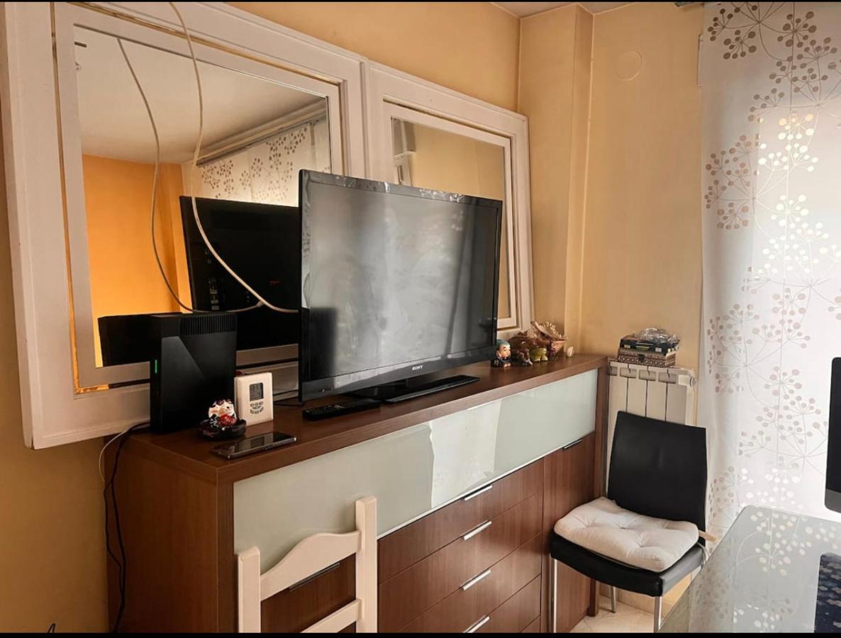 グラナダCasa Ideal Familias Y Grupos Con Balcones Exterior Soleada Patios Cerca Alhambra, Sierra Nevada, Rio Genil, Lancha Del Genil, Parque Llano Y Reloj Del Sol Con Barbacoas, Campo De Futbol, Circuito Gimnasiaアパートメント エクステリア 写真
