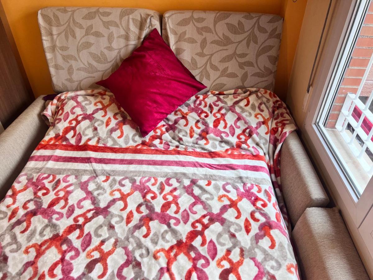 グラナダCasa Ideal Familias Y Grupos Con Balcones Exterior Soleada Patios Cerca Alhambra, Sierra Nevada, Rio Genil, Lancha Del Genil, Parque Llano Y Reloj Del Sol Con Barbacoas, Campo De Futbol, Circuito Gimnasiaアパートメント エクステリア 写真