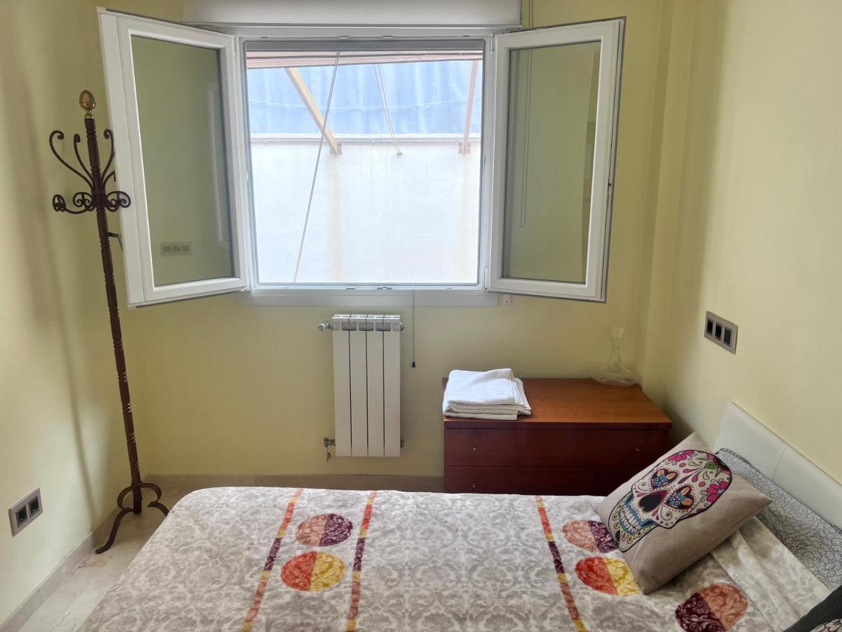 グラナダCasa Ideal Familias Y Grupos Con Balcones Exterior Soleada Patios Cerca Alhambra, Sierra Nevada, Rio Genil, Lancha Del Genil, Parque Llano Y Reloj Del Sol Con Barbacoas, Campo De Futbol, Circuito Gimnasiaアパートメント エクステリア 写真