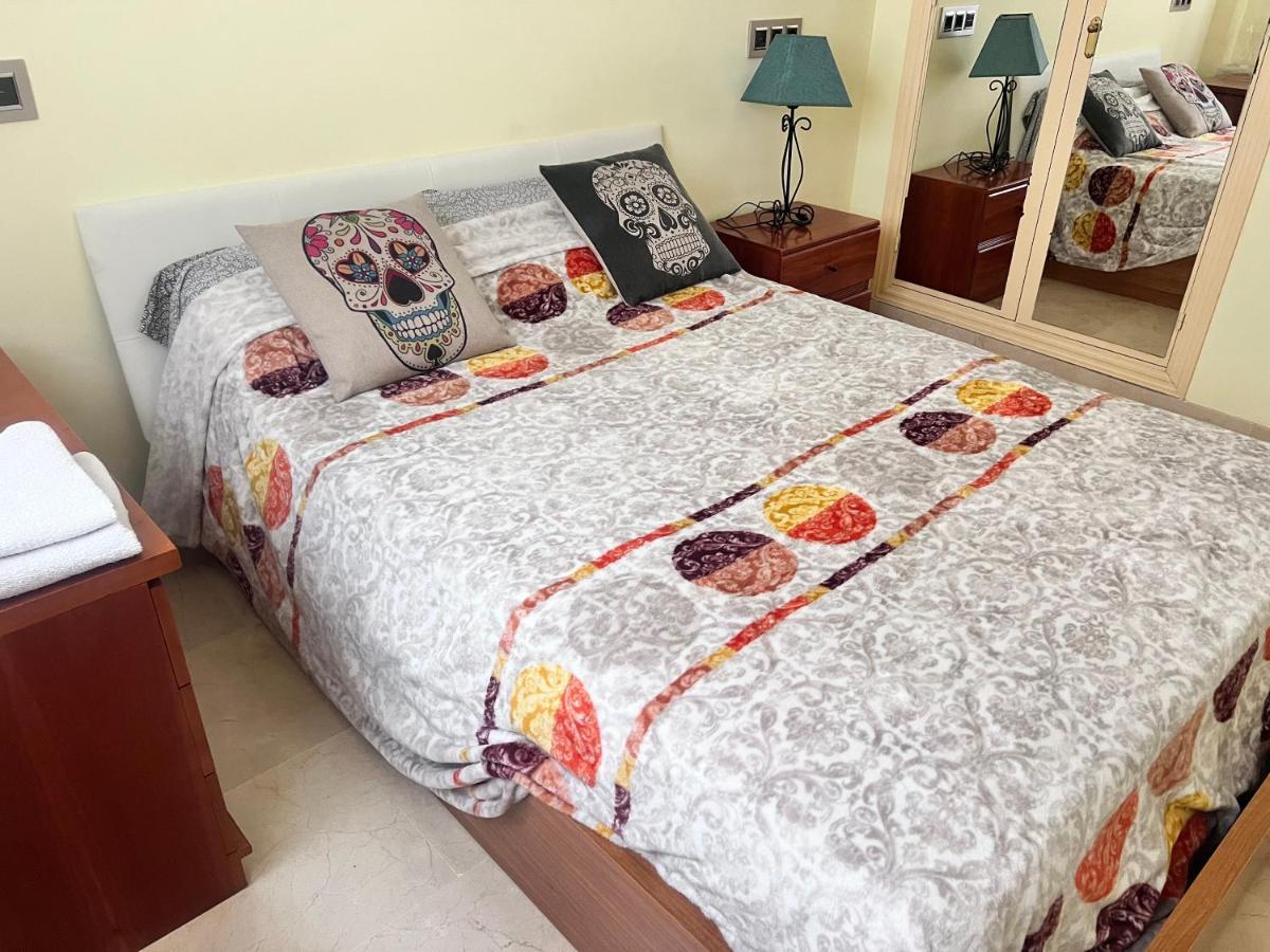 グラナダCasa Ideal Familias Y Grupos Con Balcones Exterior Soleada Patios Cerca Alhambra, Sierra Nevada, Rio Genil, Lancha Del Genil, Parque Llano Y Reloj Del Sol Con Barbacoas, Campo De Futbol, Circuito Gimnasiaアパートメント エクステリア 写真