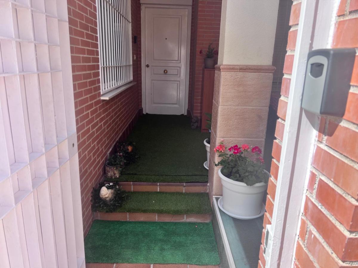 グラナダCasa Ideal Familias Y Grupos Con Balcones Exterior Soleada Patios Cerca Alhambra, Sierra Nevada, Rio Genil, Lancha Del Genil, Parque Llano Y Reloj Del Sol Con Barbacoas, Campo De Futbol, Circuito Gimnasiaアパートメント エクステリア 写真