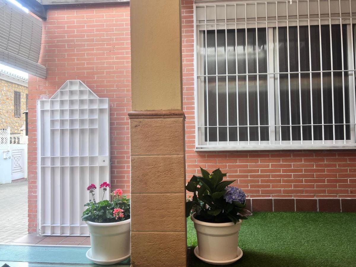 グラナダCasa Ideal Familias Y Grupos Con Balcones Exterior Soleada Patios Cerca Alhambra, Sierra Nevada, Rio Genil, Lancha Del Genil, Parque Llano Y Reloj Del Sol Con Barbacoas, Campo De Futbol, Circuito Gimnasiaアパートメント エクステリア 写真