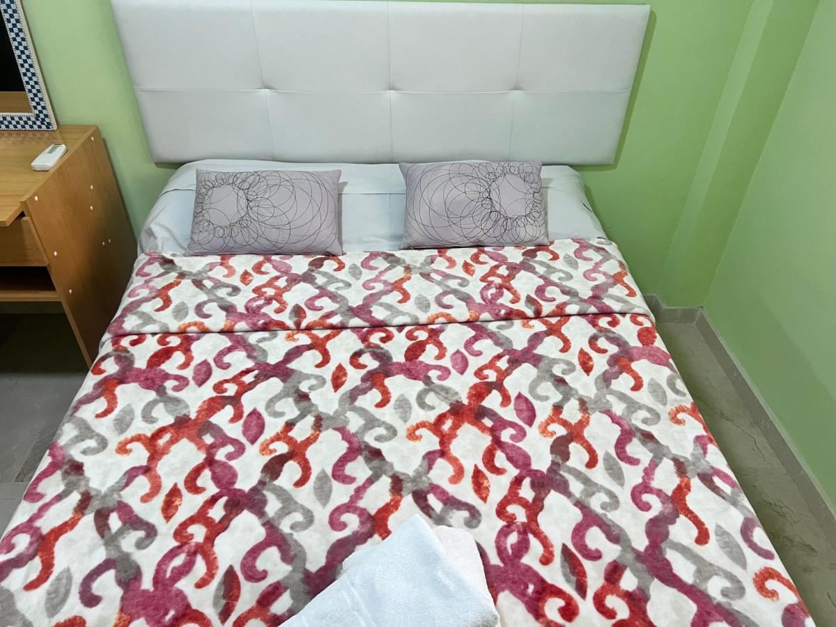 グラナダCasa Ideal Familias Y Grupos Con Balcones Exterior Soleada Patios Cerca Alhambra, Sierra Nevada, Rio Genil, Lancha Del Genil, Parque Llano Y Reloj Del Sol Con Barbacoas, Campo De Futbol, Circuito Gimnasiaアパートメント エクステリア 写真